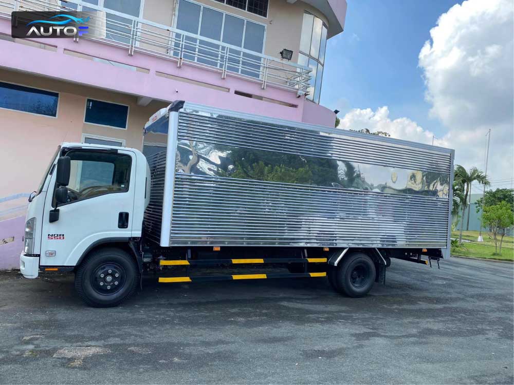 Xe tải Isuzu NQR 550 thùng kín inox (5T và 5.7T) dài 5.7 mét và 6.2 mét